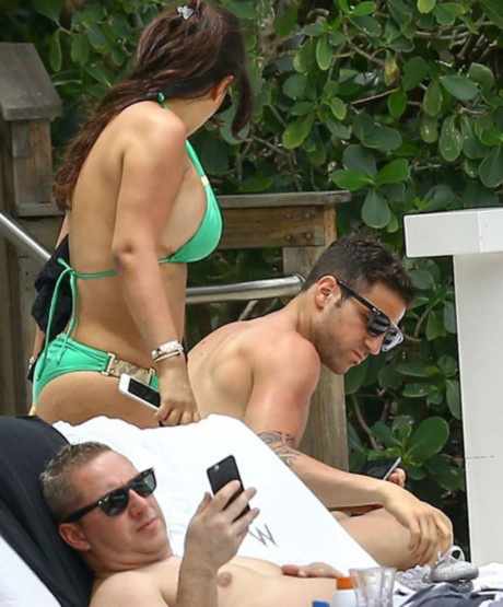 Nguoi tinh cua Fabregas ‘kho so’ dua tay nang giu vong mot - Anh 2