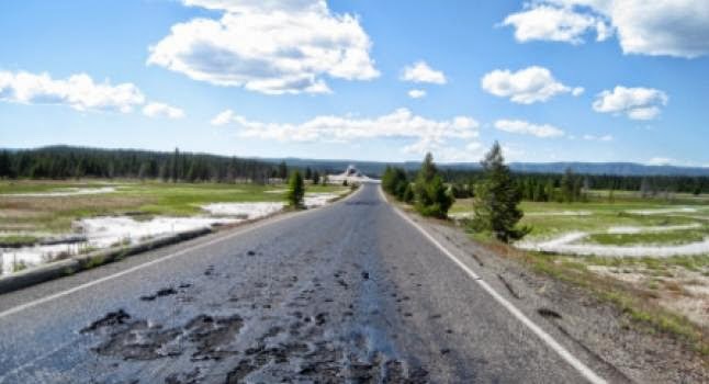 EE.UU: ALTAS TEMPERATURAS EN EL SUELO DEL PARQUE NACIONAL YELLOWSTONE DERRITEN CARRETERAS, 13 DE JULIO 2014