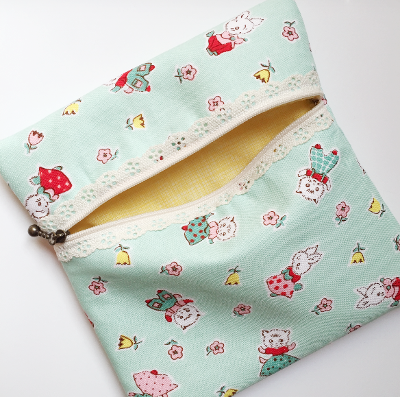Fort Worth Fabric Studio Exposed Lace Zipper Pouch {Tutorial}