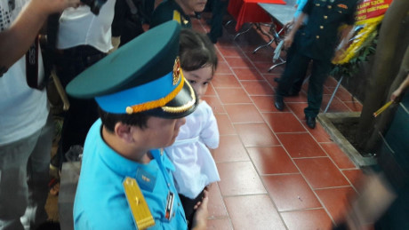 Con gái Đại tá Trần Quang Khải ngây thơ trong vòng tay đồng đội bố - Ảnh 1 Con gai Dai ta Tran Quang Khai ngay tho trong vong tay dong doi bo - Anh 1