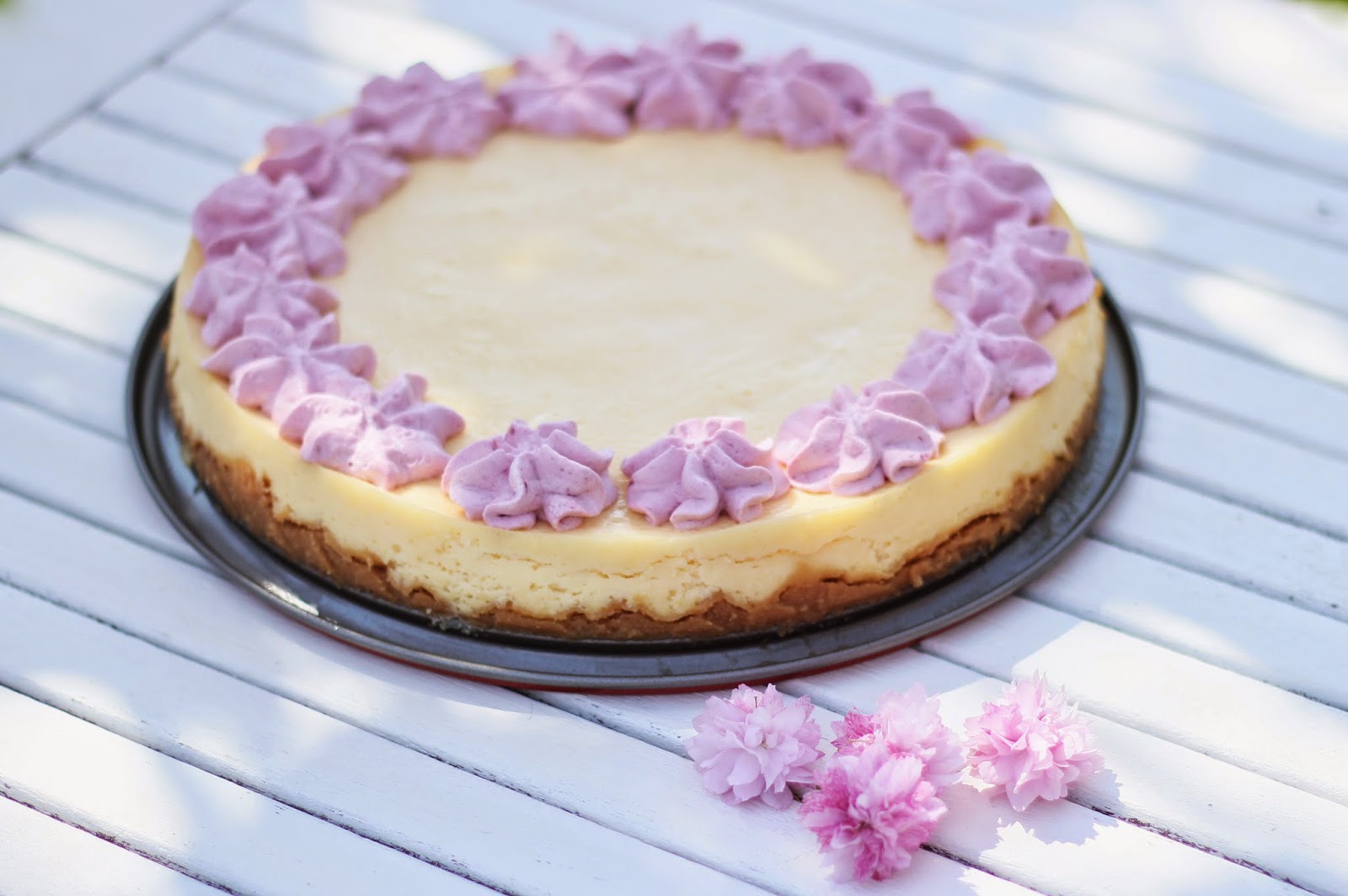 Recette de cheesecake au citron et sa chantilly aux fruits des bois. De quoi apporter l'été dans nos assiettes !