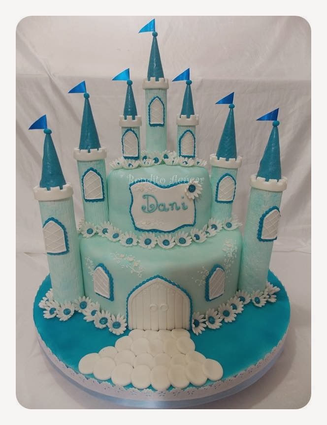 Bendito Açúcar (Iara Bolos) Castelo da Cinderela com cobertura de