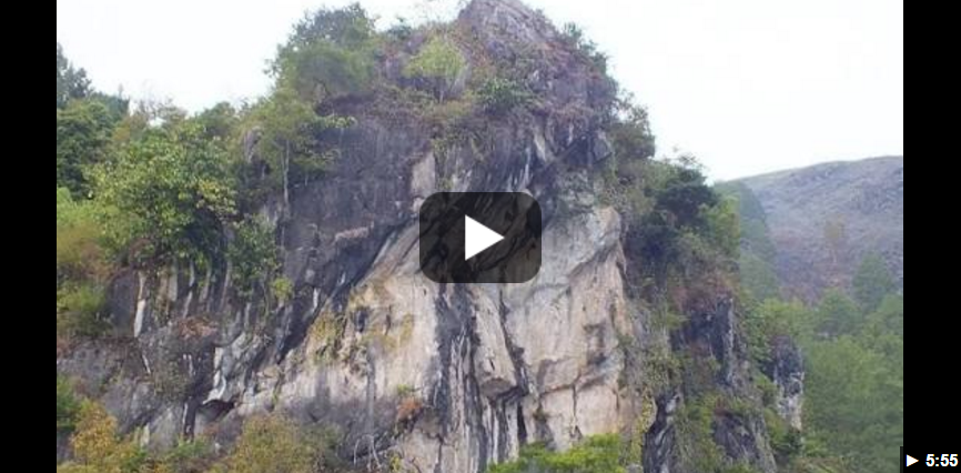 Batu Gantung Berbentuk Tubuh Manusia Yang Menjadi Objek Wisata Kota