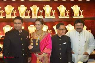 Actress Sonam Kapoor Launch Kalyan Jewellers Anna Nagar Showroom  0027