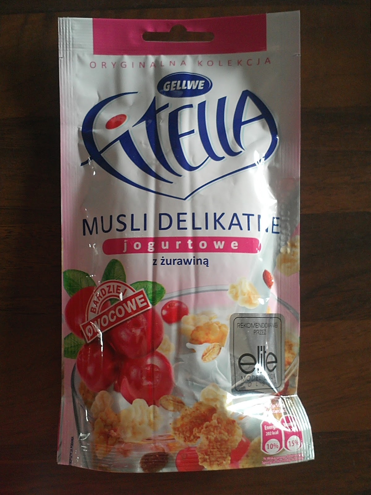 DUŻYMI LITERAMI Fitella GELLWE Musli jogurtowe z żurawiną