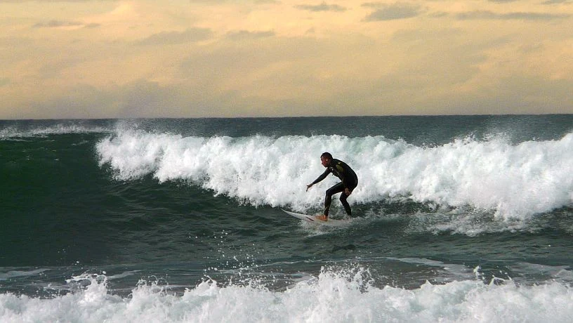 Surf en El Pasillo y el Peñón, playa de Atxabiribil, Sopelana