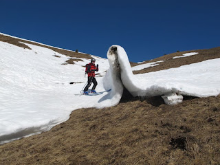 Langsam abgleitender Schnee hat diese Falte geformt