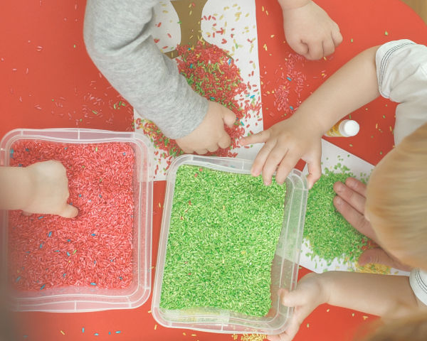 CHRISTMAS PLAY RICE FOR KIDS (easy recipe) #howtomakecoloredrice #coloredricesensorybin #dyingrice #ricerecipesforkids #christmasplayideaschurch #christmascrafts #coloredrice