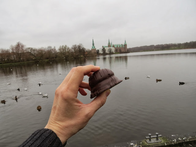 Copenhagen in winter: Flødeboller by a lake
