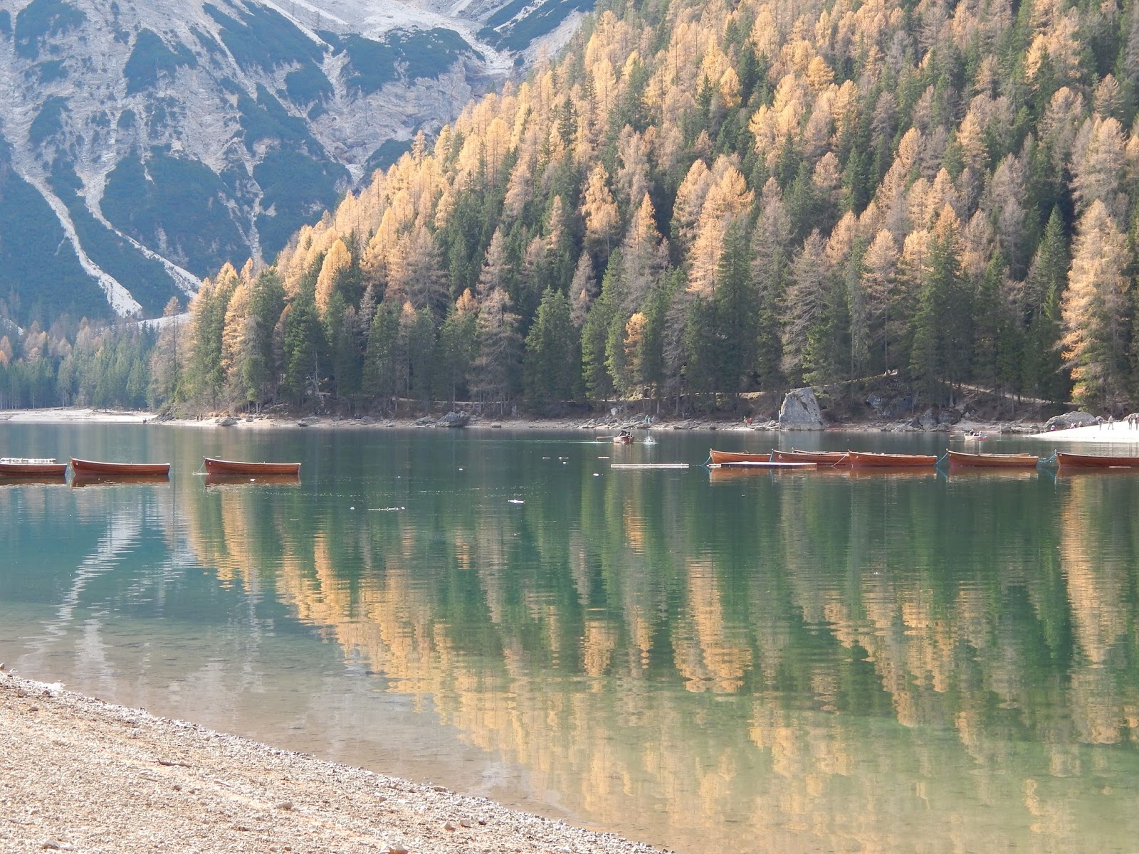 Passeggiando Per Il Lago Di Braies In Autunno I Viaggi Di Ciopilla
