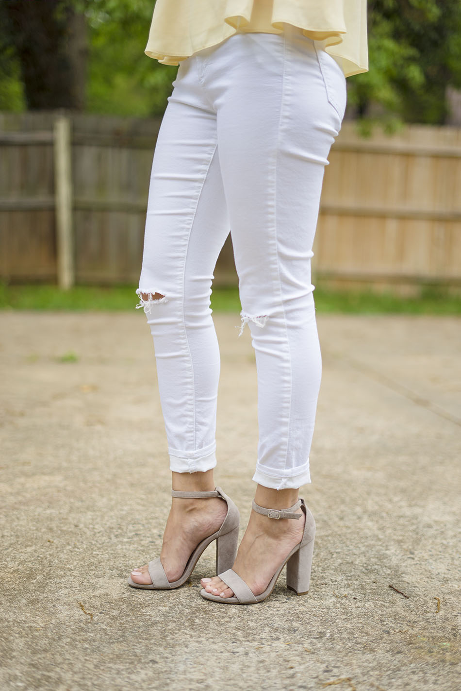 how to style light white jeans, light yellow topshop swing top, steve madden carrson heels