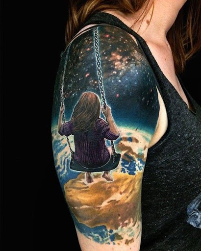 Essa tatuagem mostra uma menina em um balanço, olhar para terra, do universo. Surreal, mas bonito. Além de a história por trás dela pode depender do que você pensa.