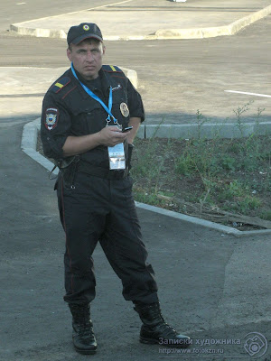 Универсиада 2013, полицейский контролирует посадку в автобусы