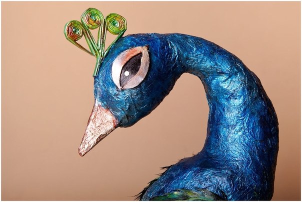 Hermoso pavo real hecho de papel, periódicos y plumas ~ Arte & Reciclaje