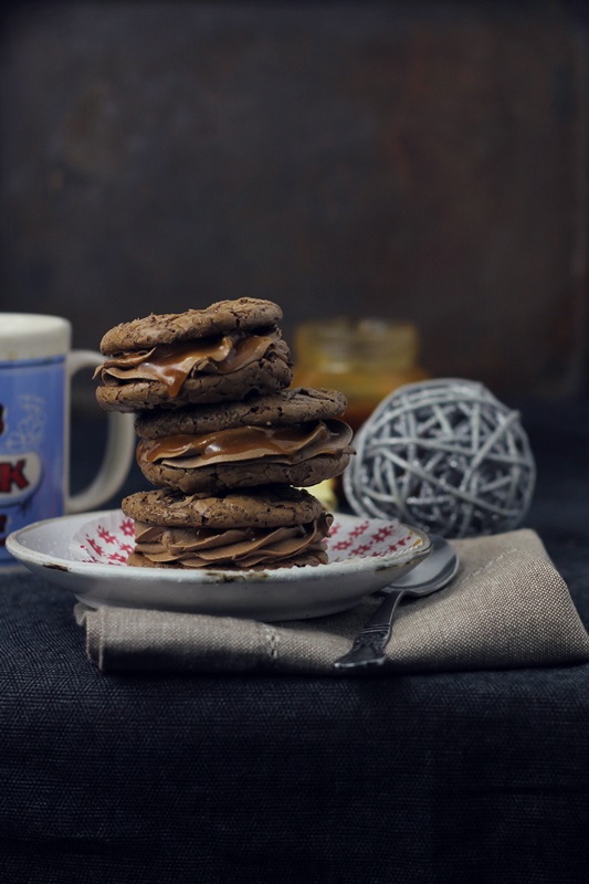 Biscuiti cu ciocolata si sos caramel / Flourless chocolate cookies