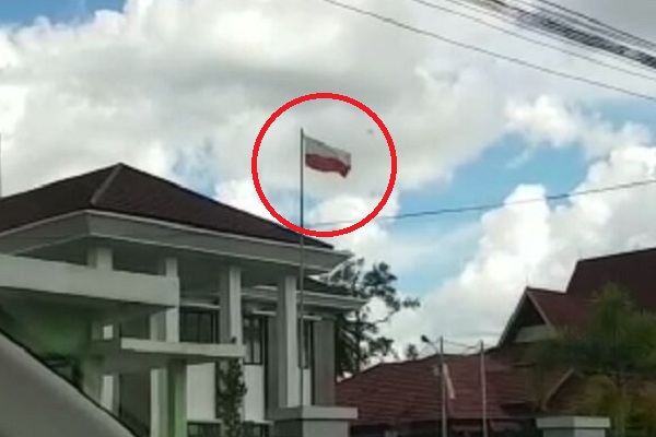 Bendera Merah-Putih Terpasang Terbalik Disalahsatu Kantor di Kapuas Hulu
