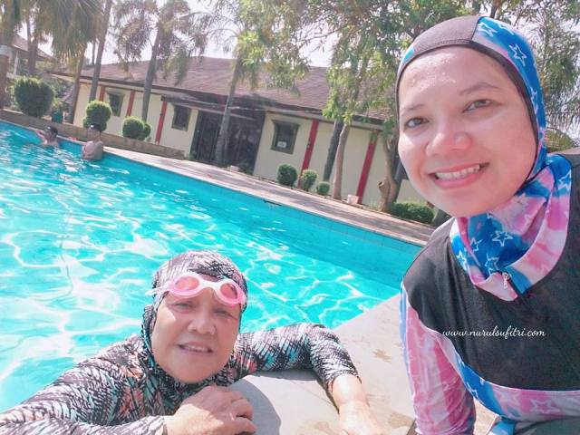 bersama mamah di kolam renang ceria kukusan depok nurul sufitri