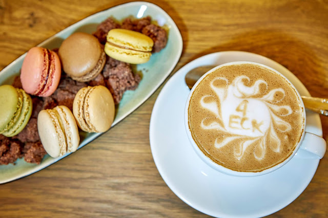 Cappuccino, Latte Art, Macarons, 4Eck, Restaurant Garmisch, sustainable food, Eröffnung, yummy, good food, Neueröffnung, Uschi Glas, Kerstin Schumann Ishizuka, Sven Karge, Chef, Küchenchef, echt coole Küche, echt lecker