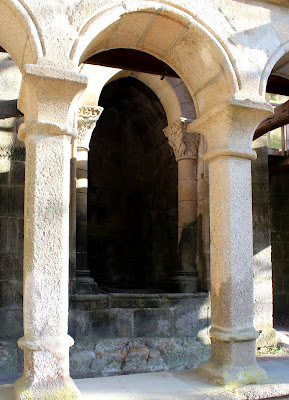 Columnas y arcos del claustro del monasterio de Sta. Cristina de Ribas del Sil en la Ribera Sacra, Orense