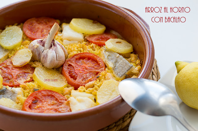 Delicioso plato de arroz con Bacalao, patatas, alubias y tomate, cocinado al horno en cazuela de barro.