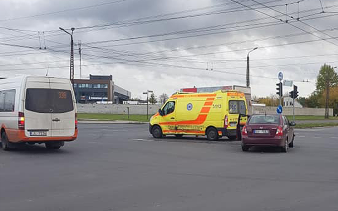 Ātrās palīdzības un vieglā auto avārija Vieglais auto ietriecās ātrās palīdzības mikroautobusā Pļavnieki Rīga Latvija 121019