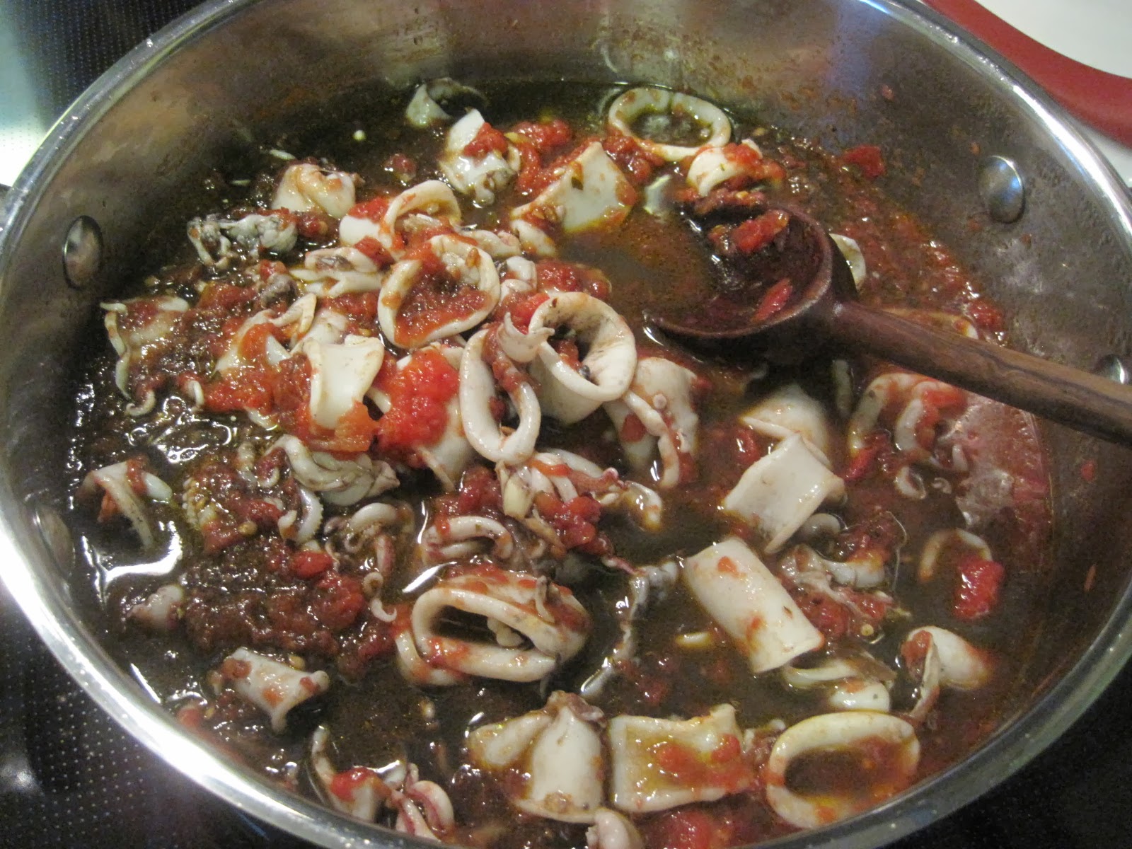 WriterCooksGreek: Fresh Calamari with tomato sauce