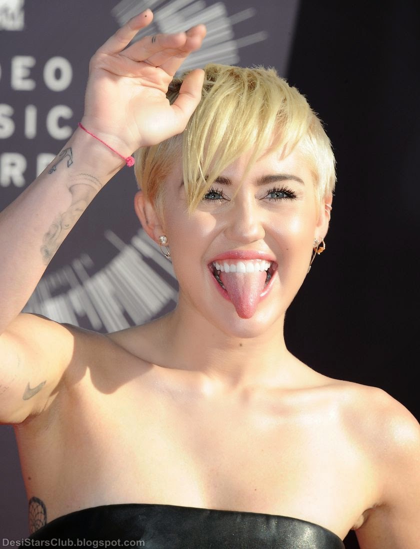 Miley Cyrus Showing Her Awesomeness at 2014 MTV Video Music Awards