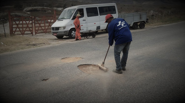 operação tapa-buraco na PE 158 que liga Panelas a Cruzes operação tapa-buraco na PE 158 que liga Panelas a Cruzes