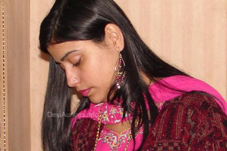 Hot Indian Desi Aunty Spicy Photos and Stills Gallery | Mallu Joy