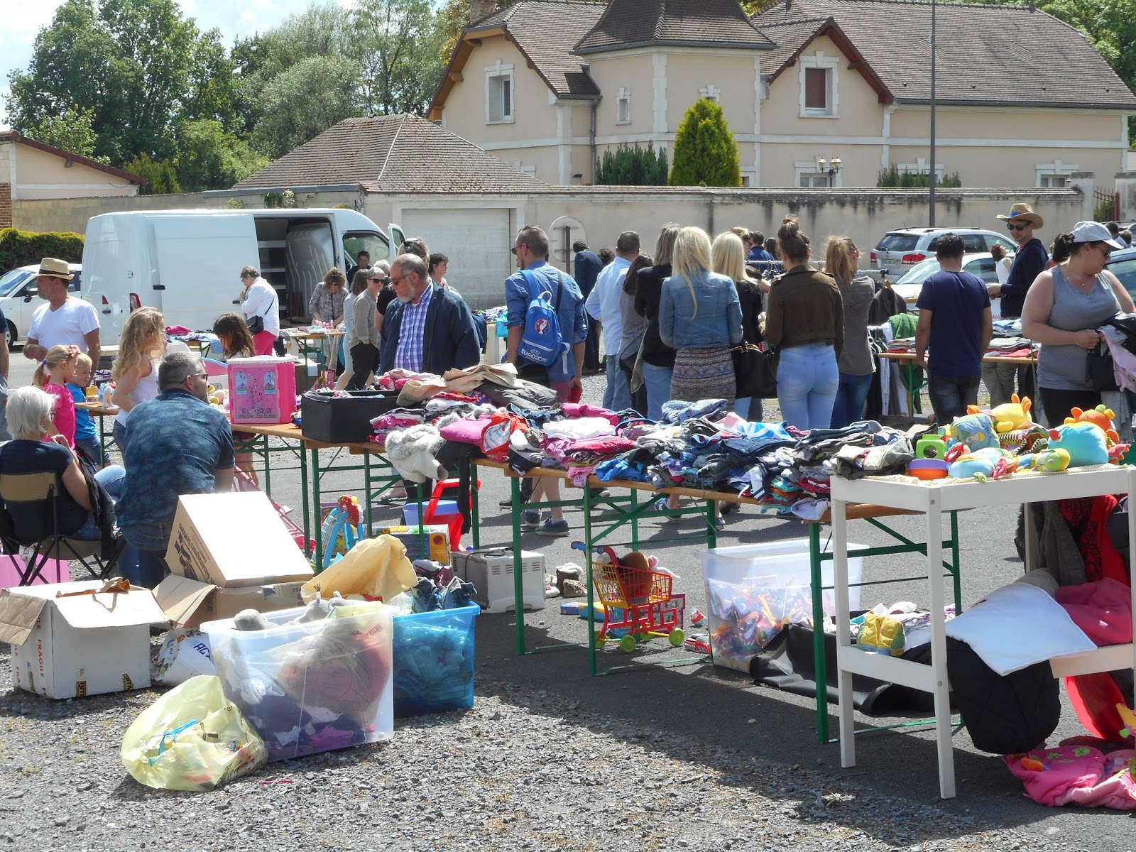 Lesdins Blog infos Une belle réussite pour le vide grenier de l'association des parents d'élèves