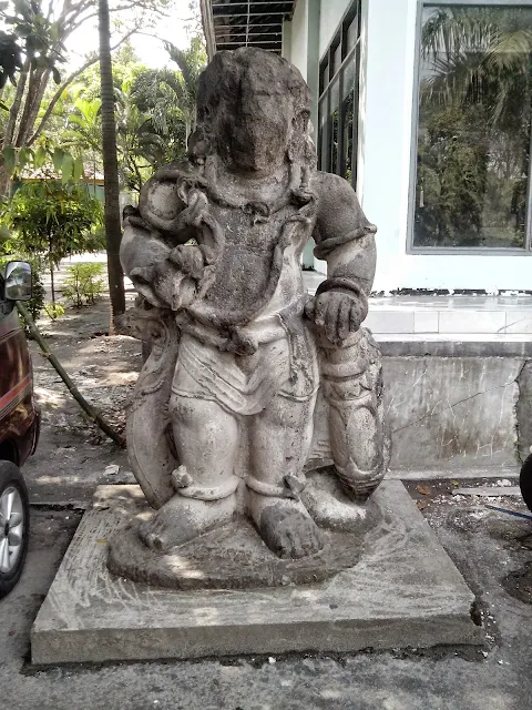 Foto Patung di depan Museum Airlangga Kodya Kediri