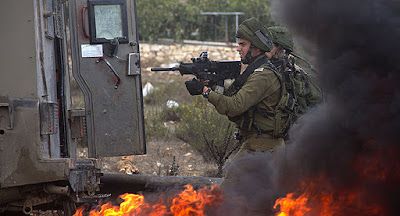 Dos soldados israelíes rescatados del campo de refugiados Kalandia Dos soldados israelíes rescatados del campo de refugiados Kalandia