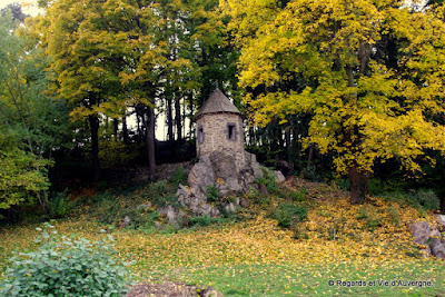 Le Gour de Tazenat, Auvergne, en automne.