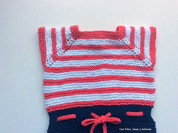 Con hilos, lanas y botones: Pelele marinero de punto para bebé (patrón gratis)