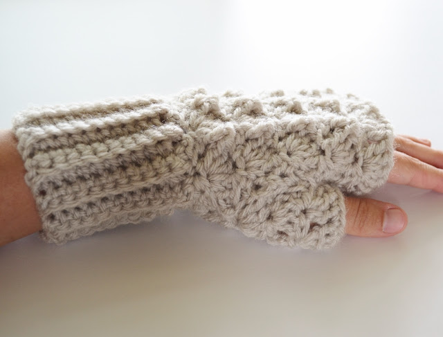 Crochet Shell Fingerless Gloves free pattern 