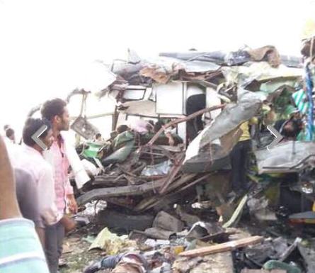 bus-truck-accident-mp-khandwa-indore-खंडवा-मध्यप्रदेश-बस सामने से आ रहे ट्रक में घुसी , 15 की मौत 40 से अधिक गंभीर घायल bus-truck-accident-mp-khandwa-indore-खंडवा-मध्यप्रदेश-बस सामने से आ रहे ट्रक में घुसी , 15 की मौत 40 से अधिक गंभीर घायल