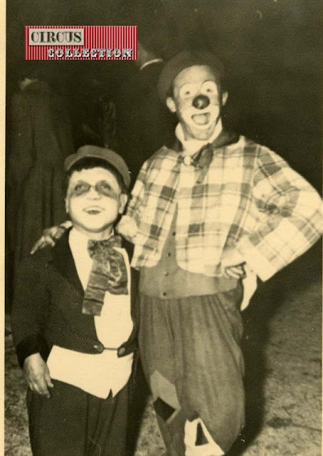 un clown et un homme de petite taille 