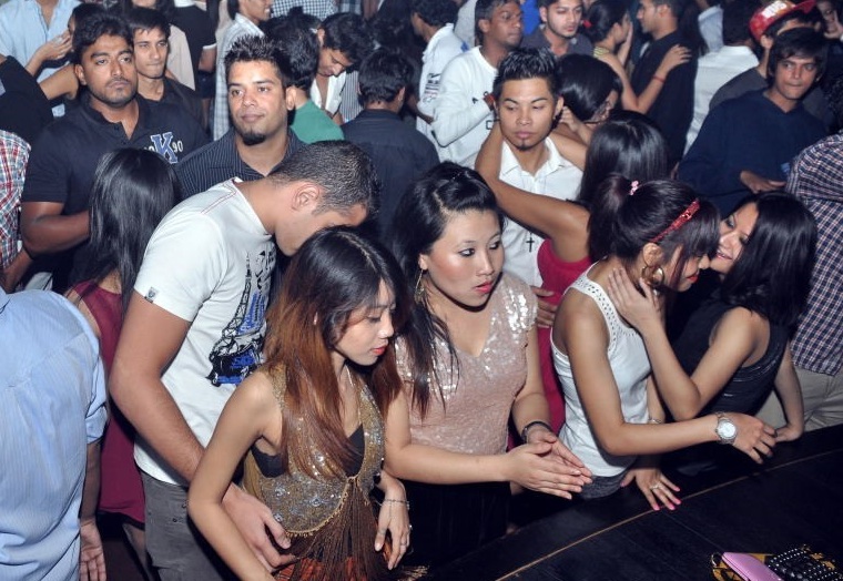 Hot Indian Youth at Kismet Pub Party 2013 | reviewgossips