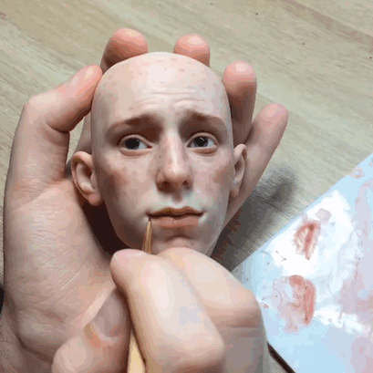 Artista ruso hace rostros de muñecas increíblemente realistas que harán que se te erice la piel