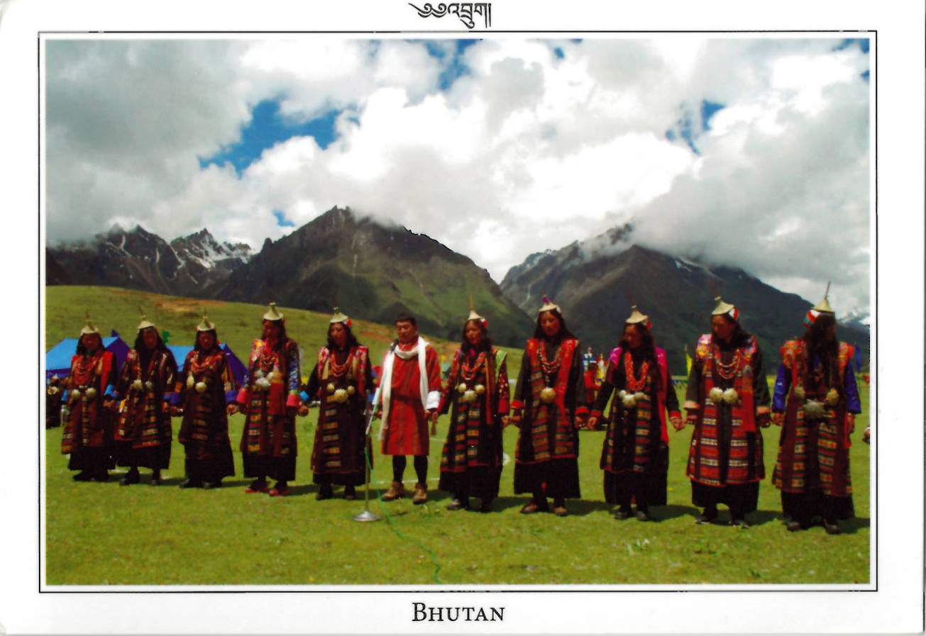 Бутана больше. Бутан народ. Бутанцы народ. Бутанская Национальная одежда. Бутан люди.