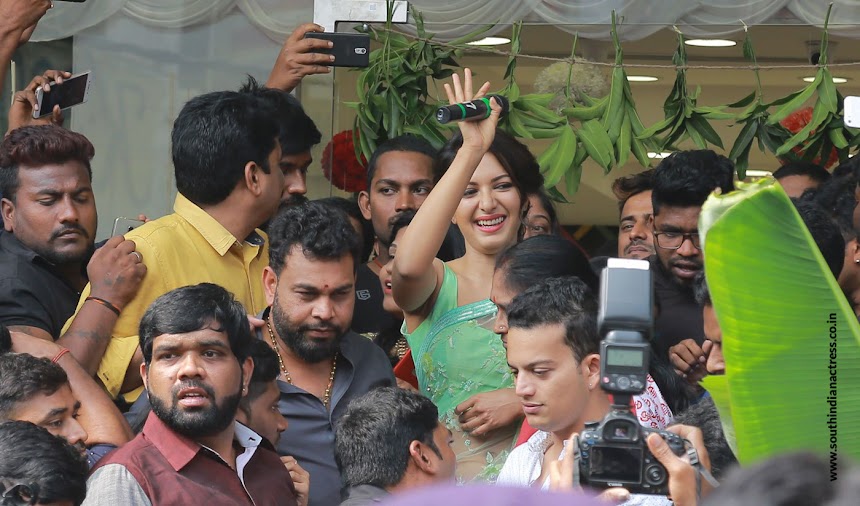 Catherine Tresa, Mehrene Pirzada & Shalini Pandey launch KLM Fashion Mall