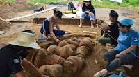 Arqueólogos e pesquisadores descobriram os nove grandes vasos, da mesma forma como foram enterrados