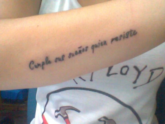 tatuaje de frase cumple sus sueños quien resiste