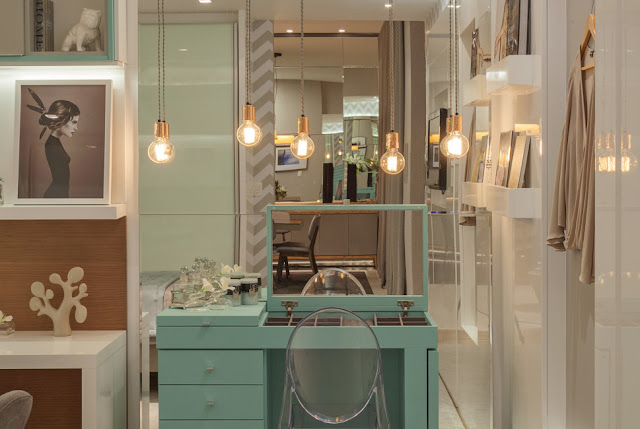 Quarto de casal com penteadeira turquesa por Carmen Calixto. Blog Achados de Decoração Quarto de casal com penteadeira turquesa por Carmen Calixto. Blog Achados de Decoração