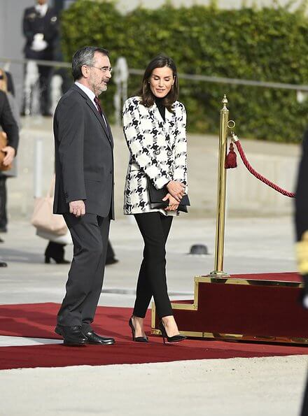 Queen Letizia wore Uterqüe houndstooth blazer, Prada black pumps, Karen Hallam ring and diamond earrings, carries Magrit clutch