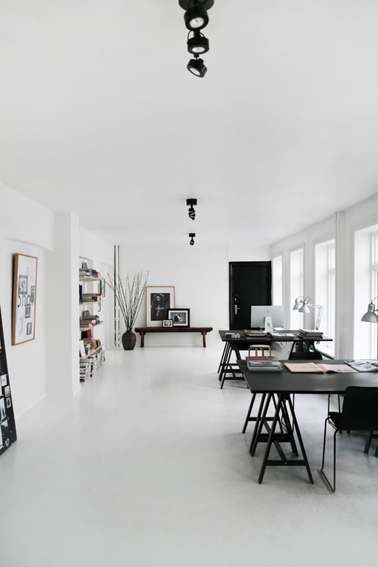 The spacious scandinavian home office of Majbritt and Jasper Johansen. Styled by Pernille Vest and shot by Birgitta Drejer for Interior Magasinet.