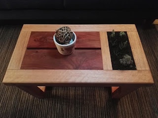 Mesa de madera con espacio para plantas