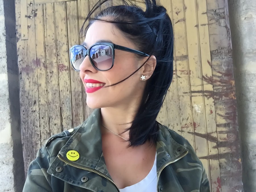 LOOK PRIMAVERA outfit Chaqueta camuflaje, jeans retro, capazo de mimbre con pompones y sandalias con flores