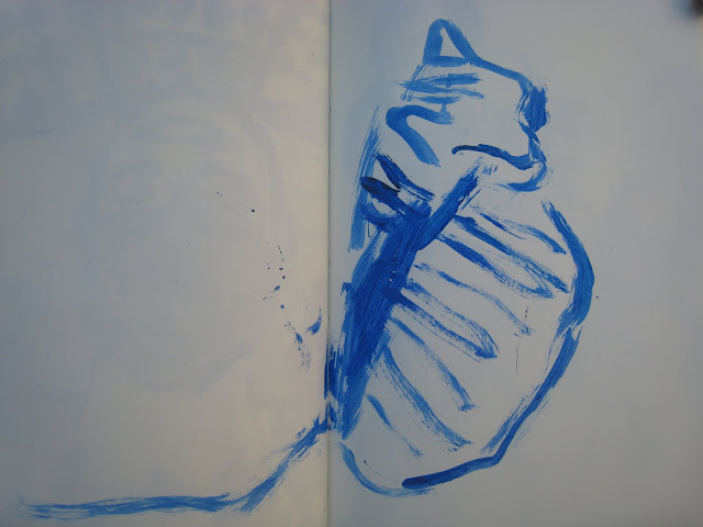Pintura hecha en un cuaderno que muestra a una Gata azul en cuatro trazos,onbra de Emebezeta