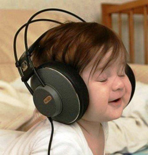29 Foto Gambar Bayi Lucu Asyik Dengerin Musik Mendengarkan 18